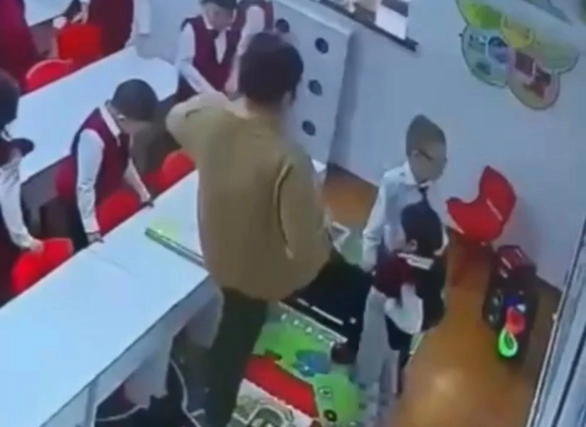 За жестокое обращение с ребенком уволили воспитателя детсада в Атырау